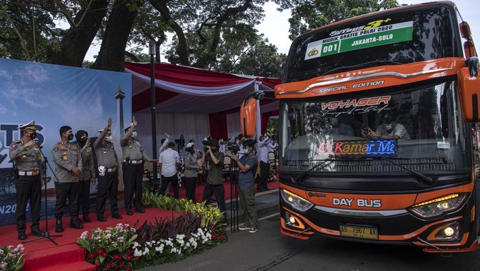 Rombongan Mudik Gratis Polri Mulai Berangkat ke Jateng hingga Jatim Dirlantas Polda Metro Jaya Kombes Pol Sambodo Purnono (kiri) bersama Kabid Humas Kombes Pol Endra Zulpan (kedua kiri) melepas bus berisi para pemudik dalam Mudik Gratis Polri 2022 di kompleks Gelora Bung Karno, Jakarta, Senin (25/4/2022). Polda Metro Jaya memberangkatkan sebanyak 540 pemudik dengan 13 bus pada hari pertama pemberangkatan Mudik Gratis Polri 2022 dari Jakarta ke 21 kota tujuan di Pulau Jawa. ANTARA FOTO/Sigid Kurniawan/aww.