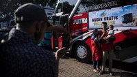 Dirlantas Polda Metro Jaya Kombes Sambodo Purnomo Yogo mengatakan masyarakat boleh mudik dengan syarat pelaksanaan vaksin pertama, vaksin kedua, serta booster.  