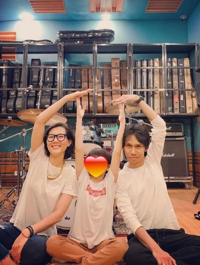 Ada pula rak khusus untuk menyimpan tas gitar dan bass koleksinya yang berjejer panjang. (Foto: Instagram/@erosscandra)