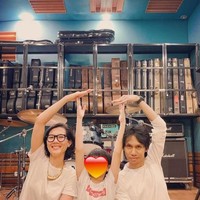 Ada pula rak khusus untuk menyimpan tas gitar dan bass koleksinya yang berjejer panjang. (Foto: Instagram/@erosscandra)