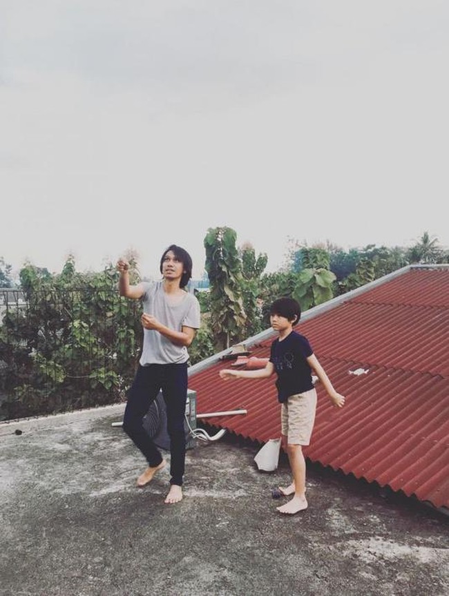 Atap menjadi tempat favorit Eross dan putranya, El Pitu Candra. Di situ, mereka biasa bermain layang-layang. (Foto: Instagram/@erosscandra)