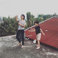 Atap menjadi tempat favorit Eross dan putranya, El Pitu Candra. Di situ, mereka biasa bermain layang-layang. (Foto: Instagram/@erosscandra)