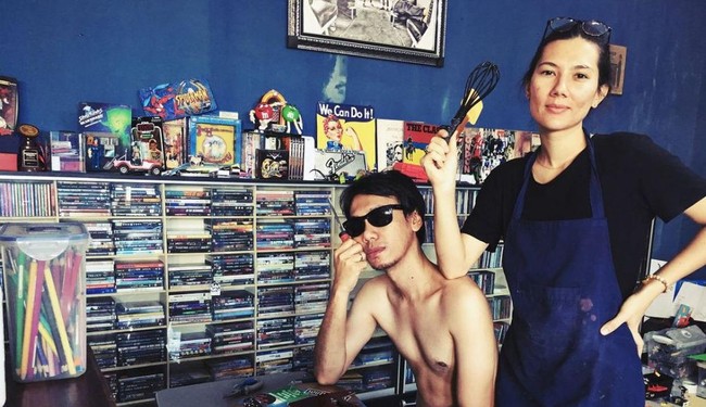 Sebagai pemusik, Eross punya tempat khusus untuk menyimpan koleksi CD. Semuanya tertata rapi di satu rak. (Foto: Instagram/@erosscandra)