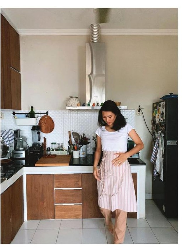 Dapurnya juga menggunakan peralatan yang seadanya. Di tempat ini, Sarah Diorita unjuk kebolehan memasaknya. (Foto: Instagram/@erosscandra)