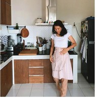 Dapurnya juga menggunakan peralatan yang seadanya. Di tempat ini, Sarah Diorita unjuk kebolehan memasaknya. (Foto: Instagram/@erosscandra)