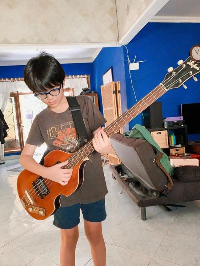 Permainan warna menjadi salah satu elemen penting di rumah ini. Tampak dinding warna biru mencolok mendominasi ruang tamu dan keluarga di rumah Eross.  (Foto: Instagram/@erosscandra)