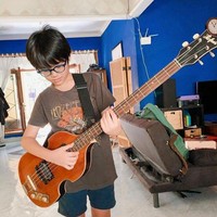 Permainan warna menjadi salah satu elemen penting di rumah ini. Tampak dinding warna biru mencolok mendominasi ruang tamu dan keluarga di rumah Eross.  (Foto: Instagram/@erosscandra)