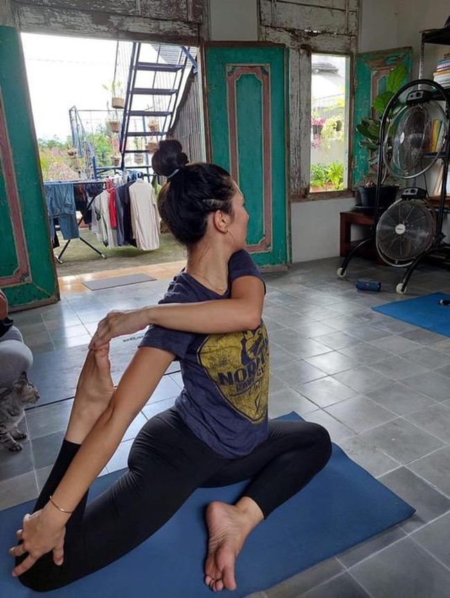 Lantainya pun terbuat dari ubin abu-abu. Pintu berwarna hijau yang tampak lampuk di sisi lain meninggalkan kesan etnik yang vintage. (Foto: Instagram/@erosscandra)