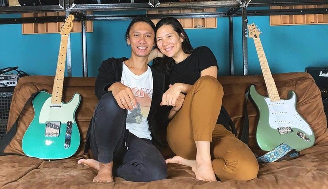 Jakarta boleh saja menjadi ladang untuk mengais rejeki bagi Eross sebagai anggota band ternama, Sheila on 7. Namun, tak ada yang mengalahkan rasa nyamannya saat tinggal di kota asal, yakni Yogyakarta. Sebuah rumah berdesain sederhana menjadi tempat Eross dan istrinya, Sarah Diorita, serta anak mereka bernaung.  (Foto: Instagram/@erosscandra)