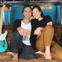 Jakarta boleh saja menjadi ladang untuk mengais rejeki bagi Eross sebagai anggota band ternama, Sheila on 7. Namun, tak ada yang mengalahkan rasa nyamannya saat tinggal di kota asal, yakni Yogyakarta. Sebuah rumah berdesain sederhana menjadi tempat Eross dan istrinya, Sarah Diorita, serta anak mereka bernaung.  (Foto: Instagram/@erosscandra)