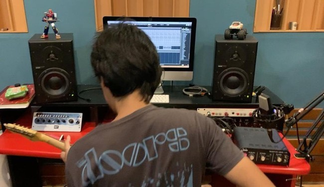 Tidak ketinggalan, sebuah ruangan didedikasikan sebagai studio mini untuk Eross menggubah musik. (Foto: Instagram/@erosscandra)