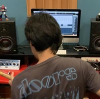 Tidak ketinggalan, sebuah ruangan didedikasikan sebagai studio mini untuk Eross menggubah musik. (Foto: Instagram/@erosscandra)