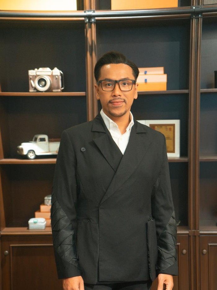 Sammy Simorangkir Sammy Simorangkir luncurkan single baru.