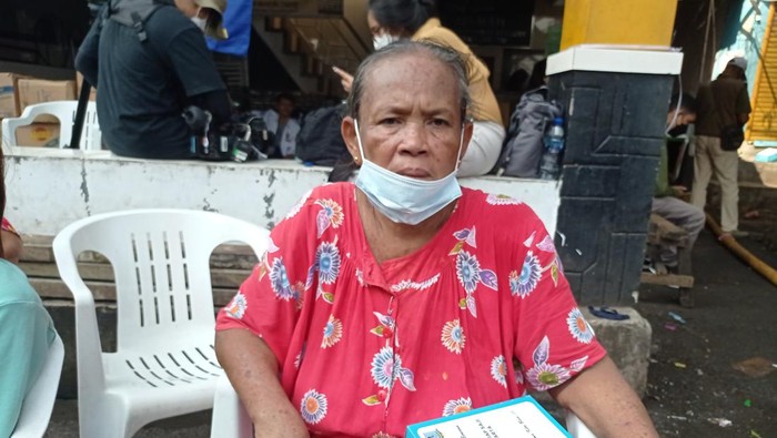Saneri (65) menceritakan detik-detik Pasar Gembrong di Jaktim kebakaran (Wilda/detikcom)