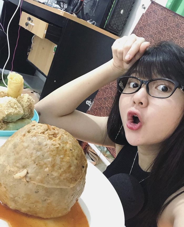 Sarah Viloid, Gamers Cantik dan Seksi yang Hobi Makan Bakso Jumbo Sarah Viloid, Gamers Cantik dan Seksi yang Hobi Makan Bakso Jumbo