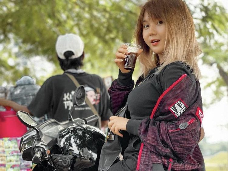 Sarah Viloid, Gamers Cantik dan Seksi yang Hobi Makan Bakso Jumbo