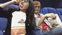 Nonton bioskop bersama keluarga. Sarah pilih film dengan fasilitas 3D lalu sibuk ngemil popcorn ukuran besar. Terbukti nih kalau Sarah suka ngemil. Foto: Instagram @sarahvilo.id