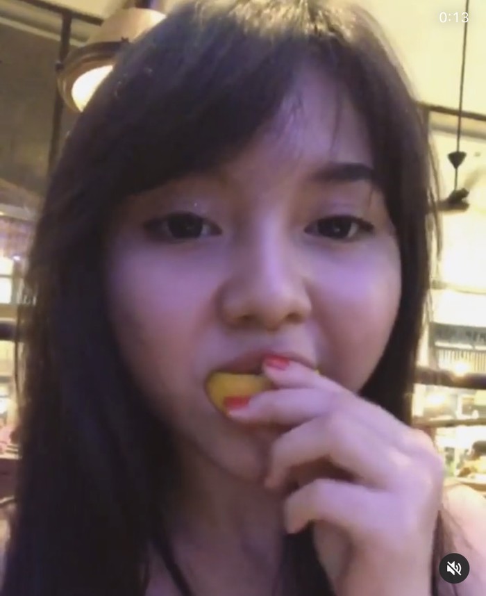 Sarah Viloid, Gamers Cantik dan Seksi yang Hobi Makan Bakso Jumbo