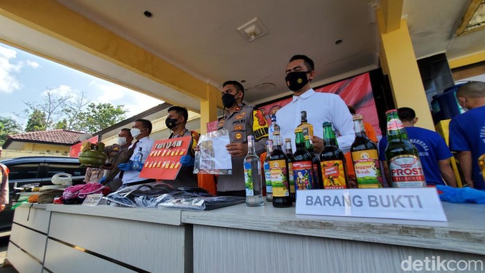 Satuan Reserse dan Kriminal Polres Sukabumi berhasil membekuk belasan pelaku sindikat pecurian dengan kekerasan dan penggelapan spesialis mobil rental di Sukabumi.