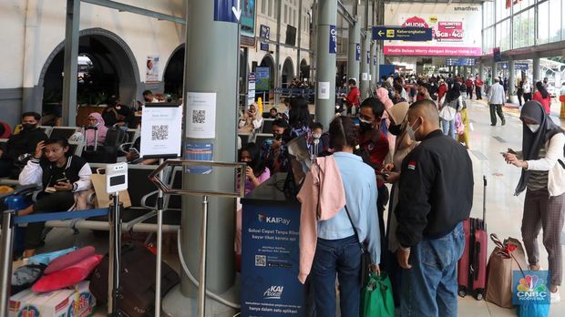 Sejumlah calon penumpang kereta api menunggu jadwal keberangkatan di Stasiun Pasar Senen, Jakarta, Senin (25/4/2022). (CNBC Indonesia/Andrean Kristianto)