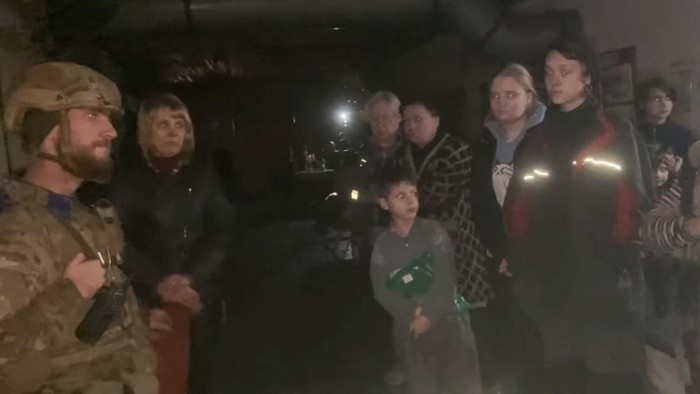 Sembunyi dari Rusia, Begini Kondisi Warga Ukraina di Pabrik Baja Azovstal Pabrik baja Azovstal jadi tempat berlindung tentara dan warga sipil Ukraina di tengah gempuran Rusia di Mariupol. Begini kondisi di dalam pabrik baja tersebut.
