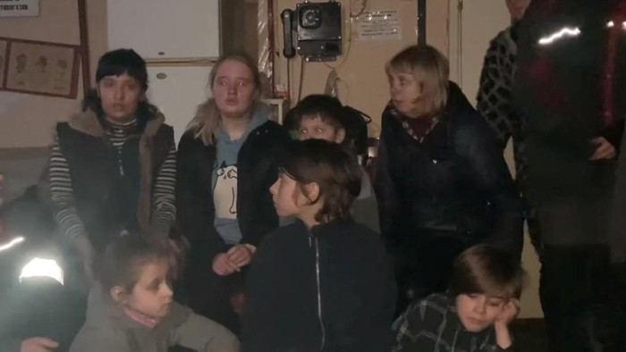 Sembunyi dari Rusia, Begini Kondisi Warga Ukraina di Pabrik Baja Azovstal Pabrik baja Azovstal jadi tempat berlindung tentara dan warga sipil Ukraina di tengah gempuran Rusia di Mariupol. Begini kondisi di dalam pabrik baja tersebut.