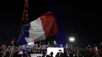 Dia menang dengan total perolehan suara 58,55%, unggul dengan margin yang lebih besar dari perkiraan, karena Le Pen sebagai tokoh oposisi sayap kanan hanya mendapat 41,45% suara. (AP Photo/Lewis Joly)  