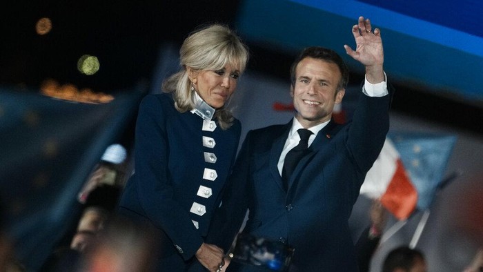 Senyum Kebanggaan Macron Usai Menang Lagi di Pilpres Prancis French President Emmanuel Macron and French first lady Brigitte Macron celebrate with supporters in Paris, France, Sunday, April 24, 2022. Polling agencies projected that French President Emmanuel Macron comfortably won reelection Sunday in the presidential runoff, offering French voters and the European Union the reassurance of leadership stability in the bloc's only nuclear-armed power as the continent grapples with Russia's invasion of Ukraine.