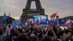 Senyum Kebahagiaan Macron Usai Pertahankan Kursi Presiden Prancis