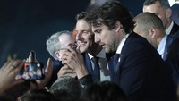 Presiden Ukraina Volodymr Zelensky, yang meminta warga Prancis untuk memilih Macron, mengucapkan selamat kepada teman sejatinya itu dan mengatakan dia menanti Eropa yang lebih kuat dan semakin erat. (AP Photo/Lewis Joly)  