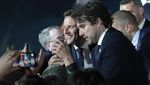Senyum Kebahagiaan Macron Usai Pertahankan Kursi Presiden Prancis
