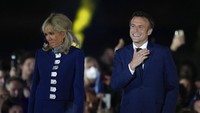 Pemilihan presiden Prancis tahun ini diikuti oleh kurang dari 72% pemilih, jumlah terendah sejak pemilu presiden digelar mulai 1969. Lebih dari tiga juta surat suara juga rusak atau kosong. Macron mengatakan pemerintahnya harus memperhatikan pilihan mereka yang menolak untuk memilih. (AP Photo/Christophe Ena)  