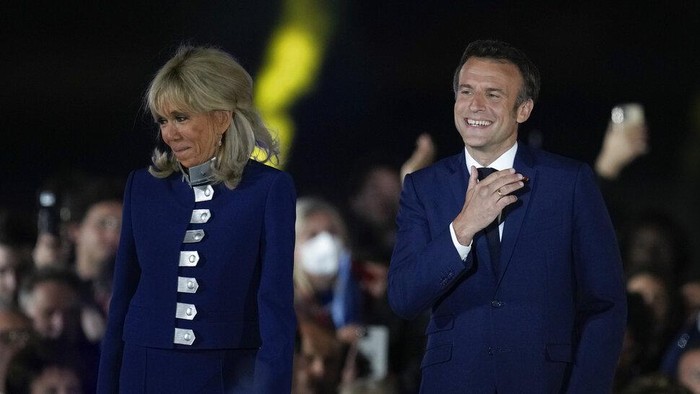 Senyum Kebanggaan Macron Usai Menang Lagi di Pilpres Prancis French President Emmanuel Macron and French first lady Brigitte Macron celebrate with supporters in Paris, France, Sunday, April 24, 2022. Polling agencies projected that French President Emmanuel Macron comfortably won reelection Sunday in the presidential runoff, offering French voters and the European Union the reassurance of leadership stability in the bloc's only nuclear-armed power as the continent grapples with Russia's invasion of Ukraine.