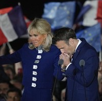 Dengan rambut pirang yang selalu tertata rapi dan busana yang menonjolkan siluet tubuh, Brigitte menampilkan citra wanita Prancis yang percaya diri dan berkelas. (Foto: AP Photo)