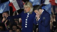 Emmanuel Macron kembali terpilih sebagai presiden Prancis setelah berhasil mengalahkan Marine Le Pen dalam pemilihan presiden putaran kedua, Minggu (24/04). Macron akan menjalani periode keduanya selama lima tahun ke depan. (AP Photo/Christophe Ena)  