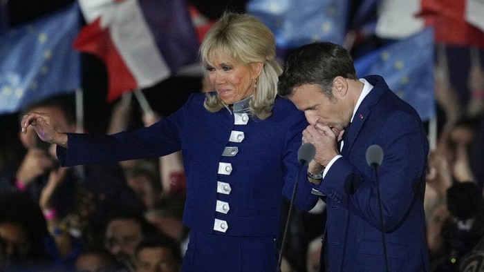 Senyum Kebanggaan Macron Usai Menang Lagi di Pilpres Prancis French President Emmanuel Macron and French first lady Brigitte Macron celebrate with supporters in Paris, France, Sunday, April 24, 2022. Polling agencies projected that French President Emmanuel Macron comfortably won reelection Sunday in the presidential runoff, offering French voters and the European Union the reassurance of leadership stability in the bloc's only nuclear-armed power as the continent grapples with Russia's invasion of Ukraine.