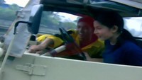 Salah satu adegan Dian Sastrowardoyo dan Duta Sheila On 7 dalam video klip J.A.P. (Foto: dok. YouTube Sony Music Indonesia)