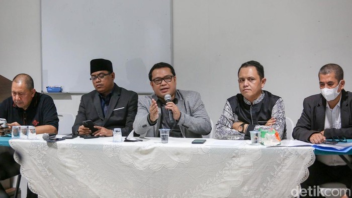 Sejumlah advokat yang berasal dari PERADI Jakarta Barat memberikan pernyataan somasi terbuka terhadap Hotman Paris, Jakarta, Senin (25/4/2022).