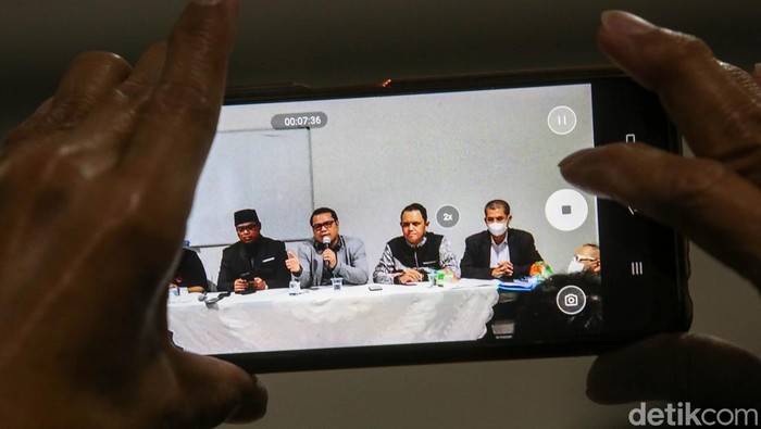 Somasi Terbuka Kepada Hotman Paris Sejumlah advokat yang berasal dari PERADI Jakarta Barat memberikan pernyataan somasi terbuka terhadap Hotman Paris, Jakarta, Senin (25/4/2022).