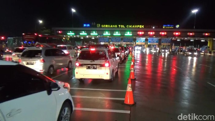 Suasana lalin di GT Cikatama