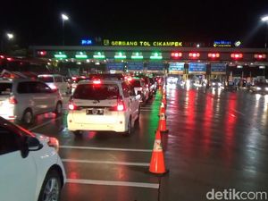 H-7 Lebaran,  Antrean Kendaraan Pemudik Mulai Terjadi di GT Cikatama