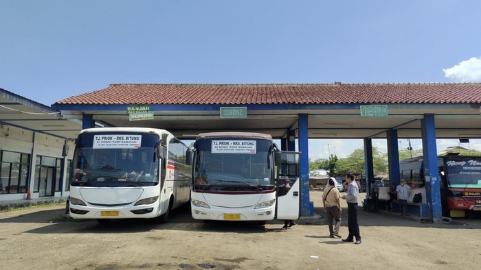 Suasana Terminal Tipe A Lebak dan Jalan Tol Serang-Panimbang di Rangkasbitung sepi pemudik. (Foto: Fathul Rizkoh/detikcom)