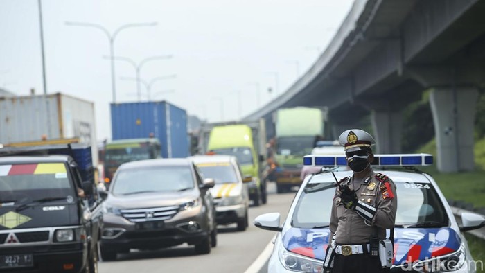 Polisi memberlakukan uji coba ganjil genap di Tol Cikampek. Upaya tersebut bertujuan untuk mengurangi kepadatan arus lalu lintas kendaraan saat mudik Lebaran 2022.