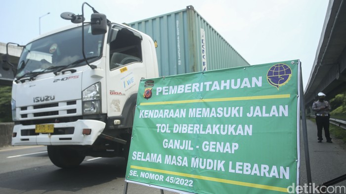 Polisi memberlakukan uji coba ganjil genap di Tol Cikampek. Upaya tersebut bertujuan untuk mengurangi kepadatan arus lalu lintas kendaraan saat mudik Lebaran 2022.