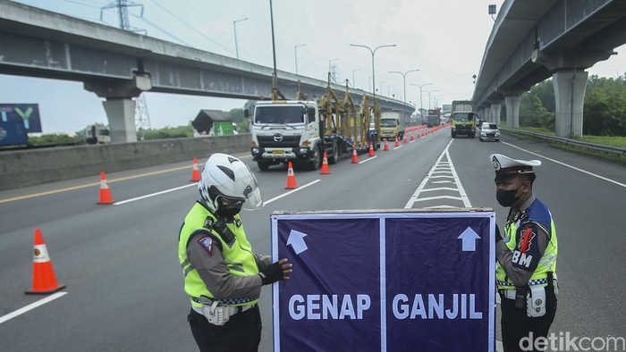 Polisi memberlakukan uji coba ganjil genap di Tol Cikampek. Upaya tersebut bertujuan untuk mengurangi kepadatan arus lalu lintas kendaraan saat mudik Lebaran 2022.
