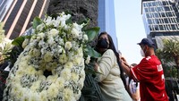 Karangan bunga juga terlihat di dekat La Palma sebelum pohon palem itu ditebang.