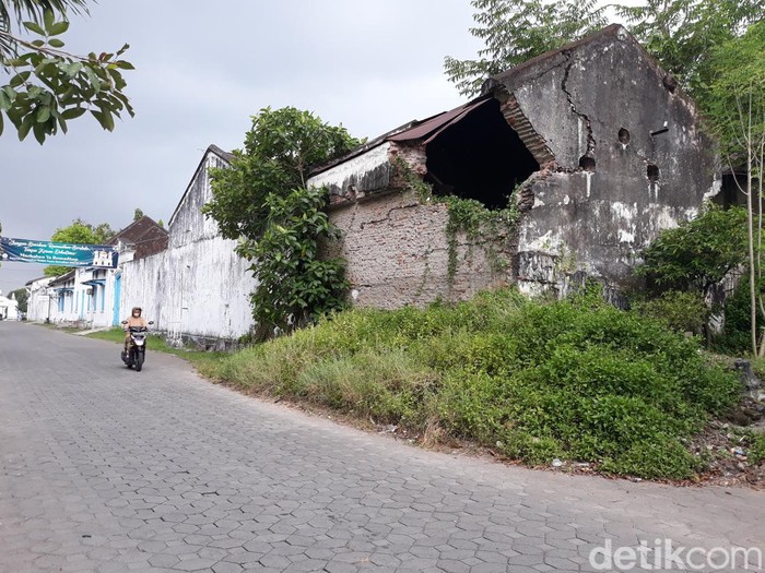 Tembok ambrol di kompleks Keraton Kasunanan Surakarta