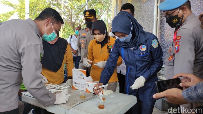 Tes urine sopir dan kru bus di Sidoarjo