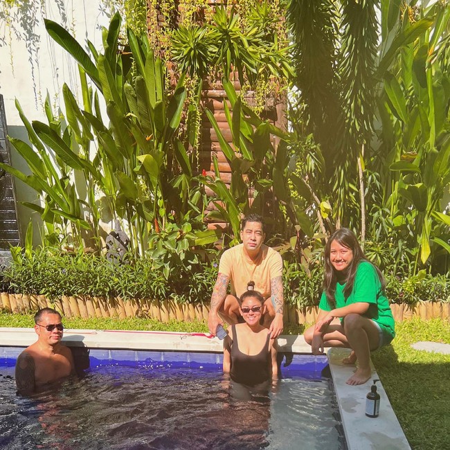 Namun menurut Thalita Latief, hubungannya dengan sang kekasih tidak ada yang salah. Ia tidak merasa merebutnya, karena Ichan Rei sudah bercerai. Foto: Instagram/@thalitalatief