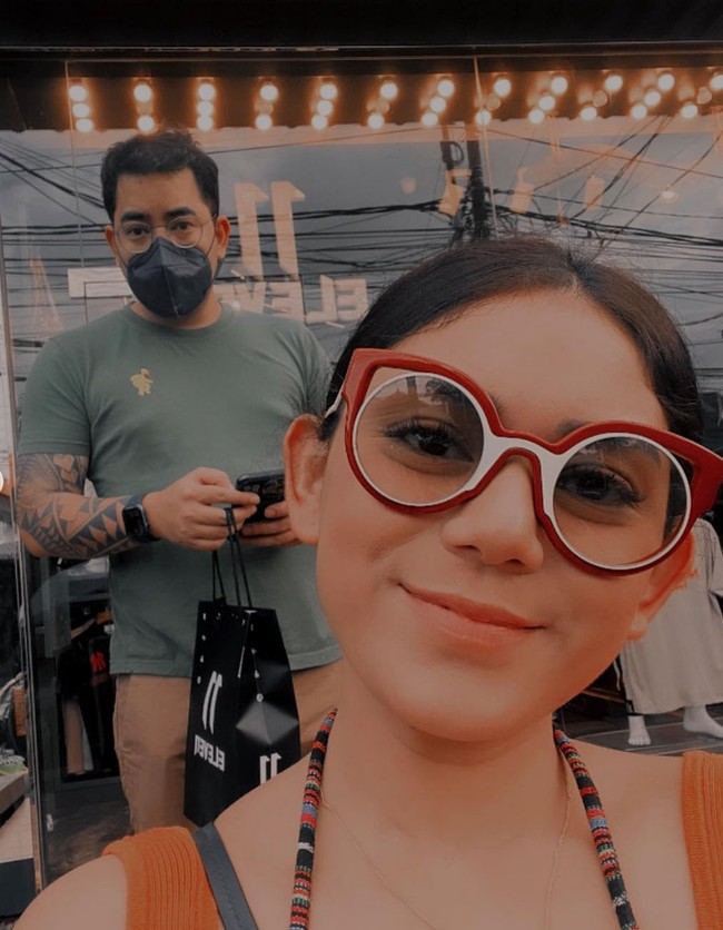 Baru-baru ini pesinetron dan bintang iklan itu pun kerap menampilkan kebersamaannya bersama sang kekasih. Beberapa di antaranya ketika keduanya liburan di Bali pada awal April. Foto: Instagram/@thalitalatief